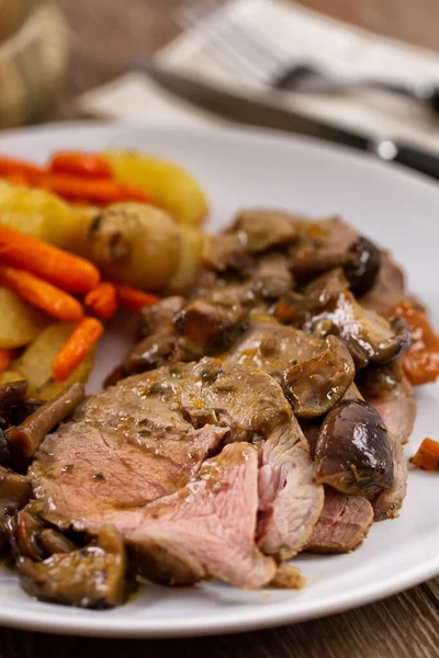 Carne Arrosto Con Patate Carote — Foto Stock