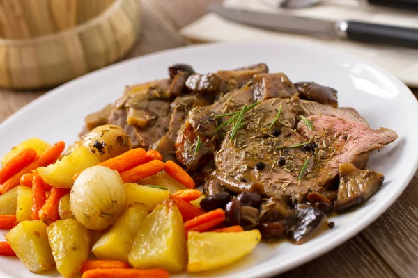 Carne Vaca Assada Com Batatas Cenouras — Fotografia de Stock