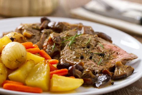 Carne Asada Con Patatas Zanahorias — Foto de Stock