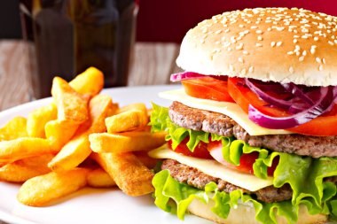 Büyük sandviç. Hamburger, biftek, domates, peynir ve salata..