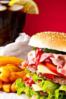 Büyük sandviç. Hamburger, biftek, domates, peynir ve salata..