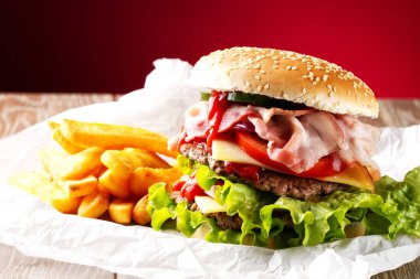 Büyük sandviç. Hamburger, biftek, domates, peynir ve salata..