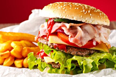 Büyük sandviç. Hamburger, biftek, domates, peynir ve salata..