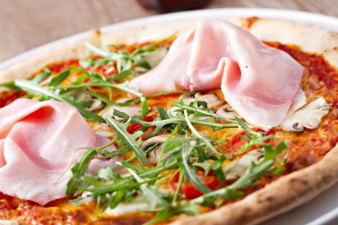 Pizza jambon ve roket salata