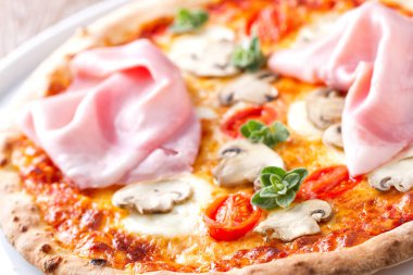 Jambonlu ve mantarlı pizza.