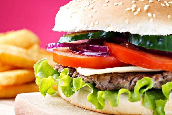 Großes Sandwich Hamburger Mit Rindfleisch Tomaten Käse Und Salat — Stockfoto
