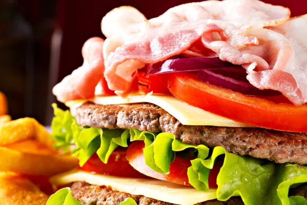 Großes Sandwich Hamburger Mit Rindfleisch Tomaten Käse Und Salat — Stockfoto