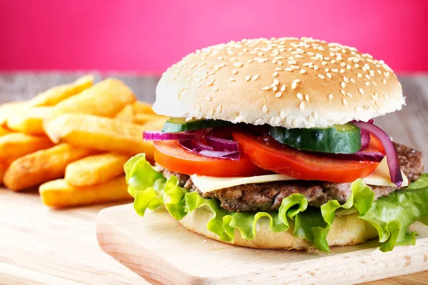 Grande Sanduíche Hambúrguer Hambúrguer Com Carne Tomate Queijo Salada — Fotografia de Stock