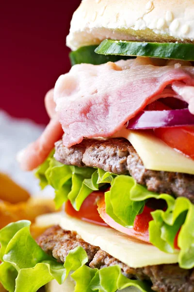 Grande Sanduíche Hambúrguer Hambúrguer Com Carne Tomate Queijo Salada — Fotografia de Stock