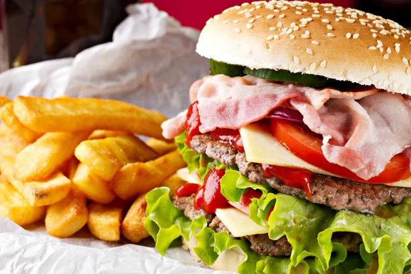 Sándwich Grande Hamburguesa Con Carne Res Tomate Queso Ensalada — Foto de Stock