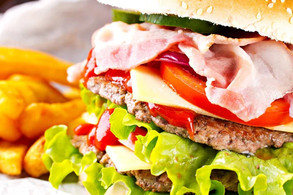샌드위치 쇠고기 도마도 샐러드 곁들인 햄버거 — 스톡 사진