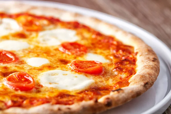 Pizza Italiana Com Tomate Mussarela Manjericão — Fotografia de Stock