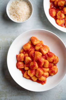 Domates soslu Gnocchi ve tabakta parmigiano..