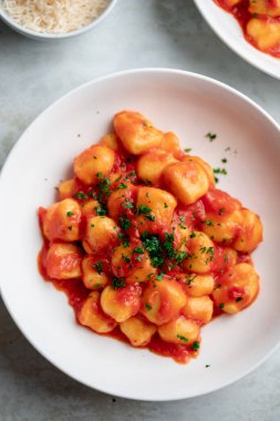 Domates soslu Gnocchi ve tabakta parmigiano..
