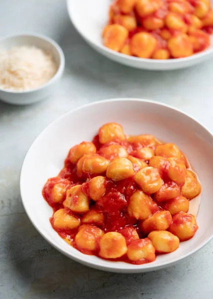 Nhoque Com Molho Tomate Parmigiano Uma Chapa — Fotografia de Stock