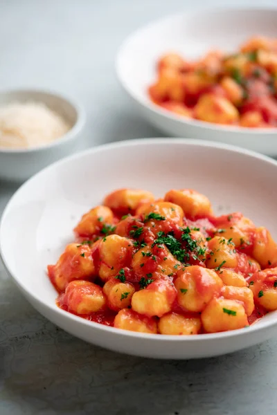 Gnocchi Con Salsa Tomate Parmesano Plato —  Fotos de Stock