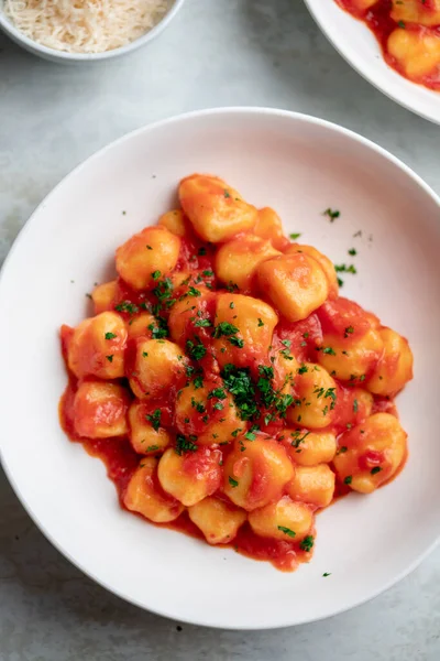 Gnocchi Rajčatovou Omáčkou Parmigianem Talíři — Stock fotografie