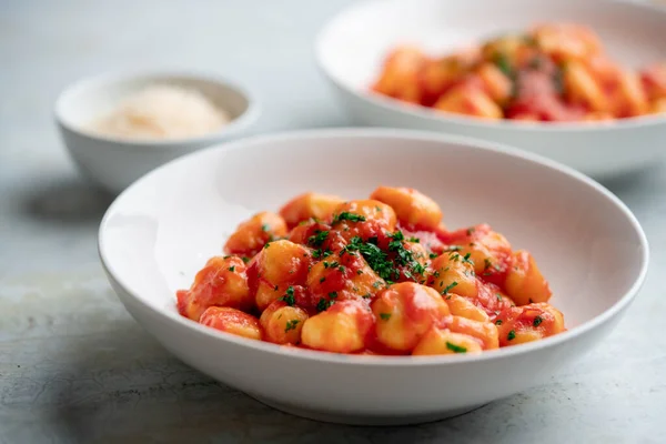 Gnocchi Mit Tomatensauce Und Parmigiano Auf Einem Teller Stockbild
