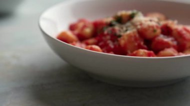 Domates soslu Gnocchi ve tabakta parmigiano..