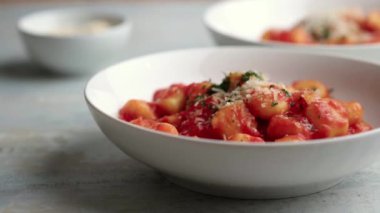Domates soslu Gnocchi ve tabakta parmigiano..