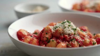 Domates soslu Gnocchi ve tabakta parmigiano..
