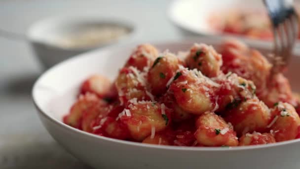 Gnocchi Σάλτσα Ντομάτας Και Παρμεζάνα Πιάτο — Αρχείο Βίντεο