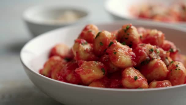 Gnocchi Σάλτσα Ντομάτας Και Παρμεζάνα Πιάτο — Αρχείο Βίντεο