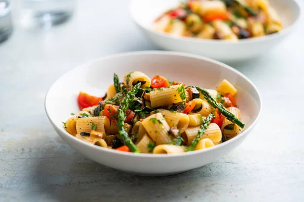 Ensalada Pasta Con Verduras Parrilla Calabacín Berenjena Espárragos Tomates Fotos de stock