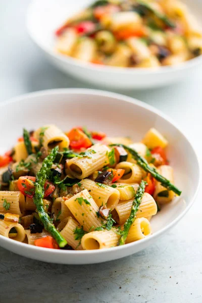 Ensalada Pasta Con Verduras Parrilla Calabacín Berenjena Espárragos Tomates Fotos de stock