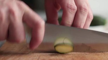 Adam tahta kesme tahtasıyla kabak kesiyor. Yüksek kalite 4k görüntü