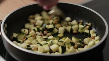 Kızartma tavasında kabak pişirip karıştırmak. Yüksek kalite 4k görüntü