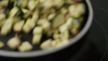 Kızartma tavasında kabak pişirip karıştırmak. Yüksek kalite 4k görüntü