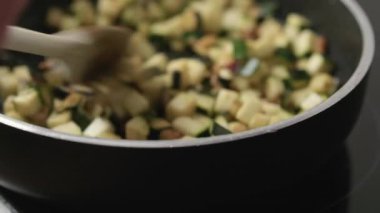 Kızartma tavasında kabak pişirip karıştırmak. Yüksek kalite 4k görüntü