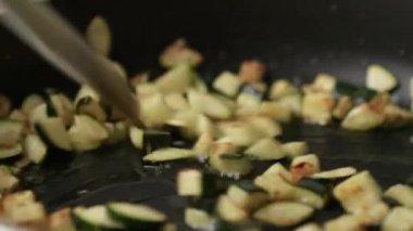 Kızartma tavasında kabak pişirip karıştırmak. Yüksek kalite 4k görüntü