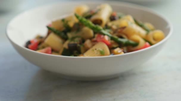 Izgara Sebzeli Makarna Salatası Kabak Patlıcan Kuşkonmaz Domates — Stok video