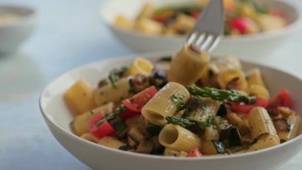 配上烤蔬菜 芦笋和西红柿的意大利面沙拉 — 图库视频影像