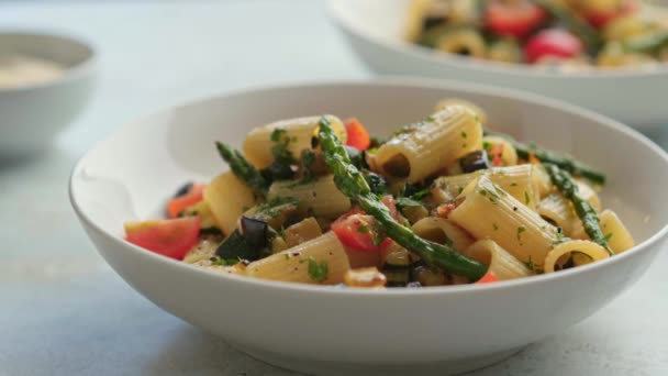 Sałatka Makaronem Grillowanymi Warzywami Cukinią Bakłażanem Szparagami Pomidorami — Wideo stockowe
