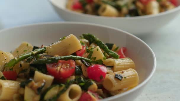 焼き野菜とパスタサラダ ズッキーニ アスパラガスとトマト — ストック動画