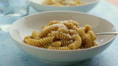 Genovese soslu makarna, taze fesleğen, zeytinyağı, sarımsak ve çam fıstığı.. 