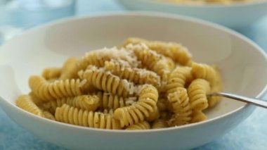 Genovese soslu makarna, taze fesleğen, zeytinyağı, sarımsak ve çam fıstığı.. 