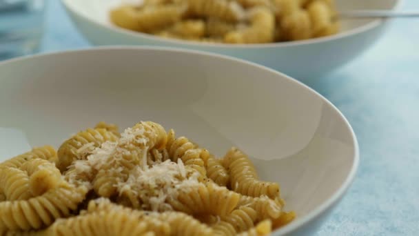 Plaat Van Pasta Met Pesto Genovese Met Verse Basilicum Olijfolie — Stockvideo