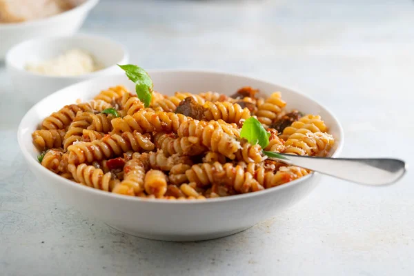 Pasta Alla Norma Traditionelle Italienische Küche Mit Auberginen Tomaten Käse — Stockfoto