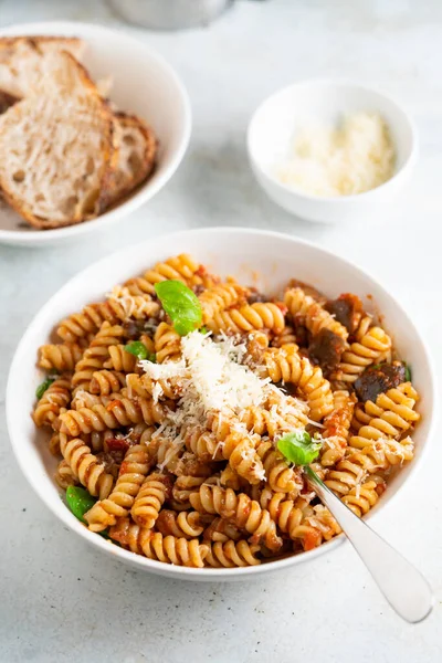 Pasta Alla Norma Traditioneel Italiaans Eten Met Aubergine Tomaat Kaas Stockafbeelding