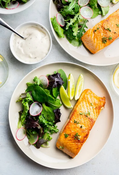 Fillet Salmon Panggang Dan Salad Sayuran Segar Makanan Mediterania Foto — Stok Foto