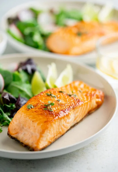 Fillet Salmon Panggang Dan Salad Sayuran Segar Makanan Mediterania Foto — Stok Foto