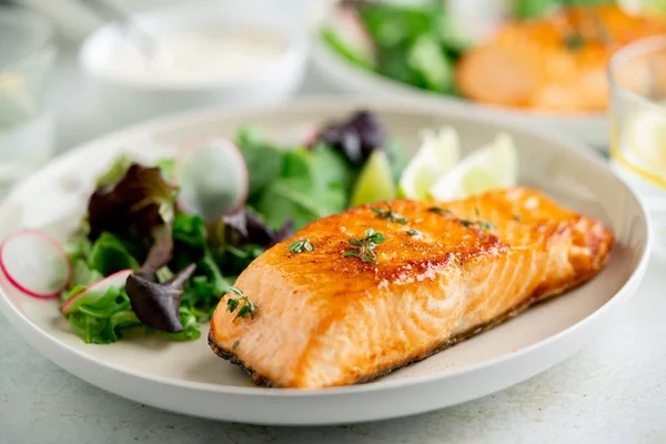 Fillet Salmon Panggang Dan Salad Sayuran Segar Makanan Mediterania Foto — Stok Foto