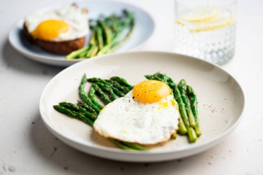 Yeşil kuşkonmazlı sahanda yumurta. Hızlı öğle yemeği fikirleri, sağlıklı kahvaltı, yaz yemeği. Yüksek kalite fotoğraf