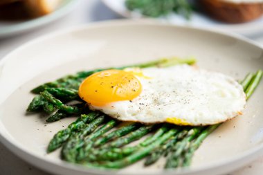 Yeşil kuşkonmazlı sahanda yumurta. Hızlı öğle yemeği fikirleri, sağlıklı kahvaltı, yaz yemeği. Yüksek kalite fotoğraf