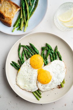 Yeşil kuşkonmazlı sahanda yumurta. Hızlı öğle yemeği fikirleri, sağlıklı kahvaltı, yaz yemeği. Yüksek kalite fotoğraf