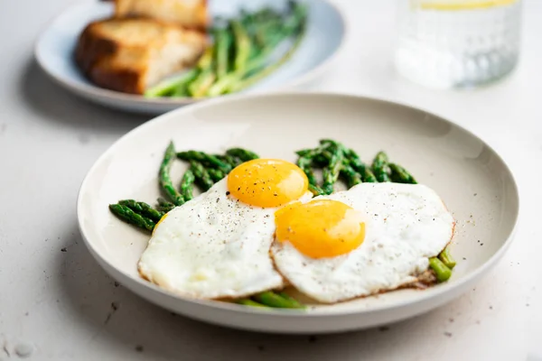 Stekta Ägg Med Grön Sparris Snabba Lunchidéer Hälsosam Frukost Sommarmat Stockbild